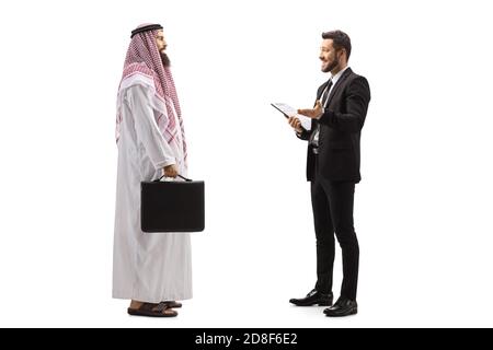 In voller Länge Profilaufnahme eines Geschäftsmannes im Gespräch mit einem arabischer Mann isoliert auf weißem Hintergrund Stockfoto