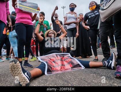 Mütter protestieren gegen Polizeibrutalität in Solidarität mit den Jugendlichen während der Proteste markiert #EndSARS in Lagos Nigeria am 17. Oktober 2020. Stockfoto