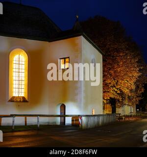 Schöne Aufnahme von St. Loretto in Oberstdorf während der Blauen Stunde Stockfoto