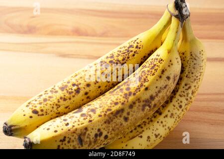 Nahaufnahme einer Banane aus einem Zuckertopf Platziert auf einem hölzernen Hintergrund Stockfoto