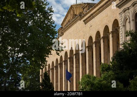 Das Parlamentsgebäude von Georgien in Tiflis fliegt sowohl georgische als auch EU-Flaggen, obwohl Georgien ein nicht-EU-Land ist. - Georgien, Kaukasus. Stockfoto