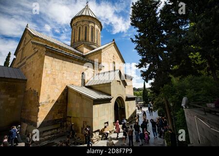 Gläubige besuchen Service in mittelalterlichen Sioni Kathedrale in der Altstadt Tiflis, Georgien, Kaukasus, Europa Stockfoto