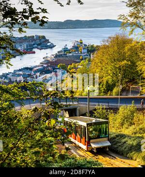 Die Standseilbahn Fløibanen auf dem Weg zum Gipfel des Berges. Fløyen in Bergen, Norwegen. Stockfoto