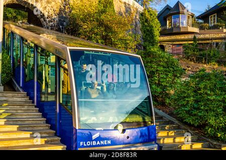 Die Standseilbahn Fløibanen auf dem Weg zum Gipfel des Berges. Fløyen in Bergen, Norwegen. Stockfoto