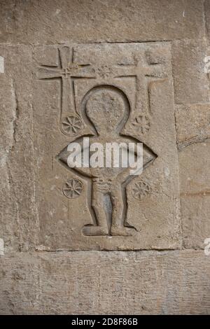 Frühchristliches Relief an den Außenwänden der Jvari-Kirche in Mzcheta, Georgien, Kaukasus, Osteuropa. Stockfoto