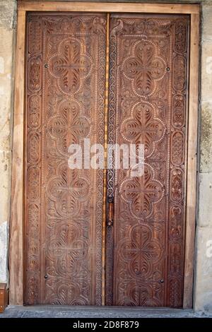 Eingang mit verzierten Kreuzmuster an der Jvari Kirche in Mzcheta, Georgien, Kaukasus, Osteuropa. Stockfoto