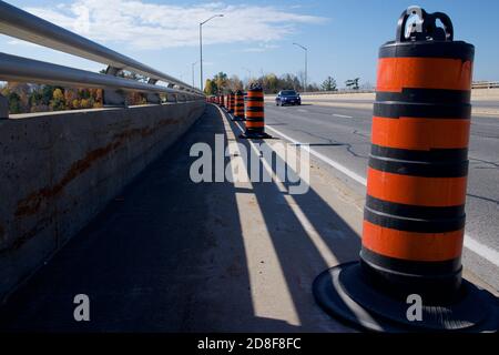 Straßenbau Sicherheitskegel auf einer Brückenkonstruktion Stockfoto