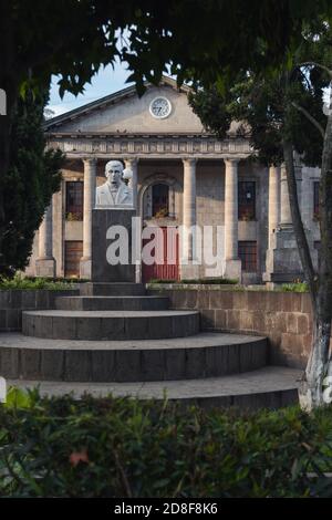 Naturhistorisches Museum in Quetzaltenango Guatemala - Central Park in Kolonialstadt früh am Morgen - Gebäude mit dorischen Befehl Architektur Stockfoto