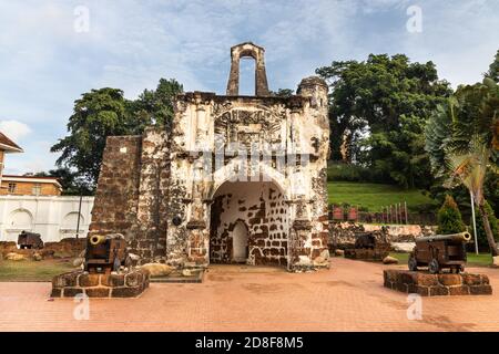 Historische Ruinen A Famosa ist eine alte portugiesische Festung. Beliebtes Reiseziel in Malacca. Keine Personen. Stockfoto