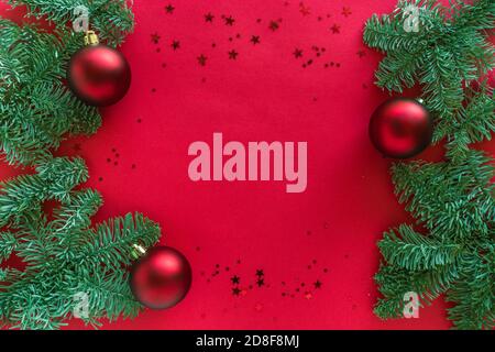 Rote weihnachten Hintergrund mit Ästen, Glitter und Kugeln geschmückt, Winterurlaub festliche Dekorationen. Frohe weihnachten und glückliches 2021 Neu Stockfoto