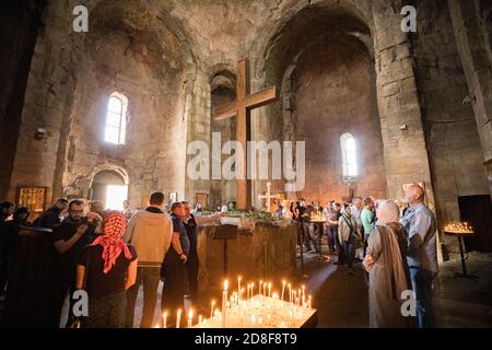 Innenansicht der Jvari-Kirche, einer der heiligsten Stätte Georgiens, in Mzcheta, Georgien, Kaukasus, Europa. Stockfoto