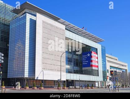 WASHINGTON, DC - 23. FEBRUAR 2020 - Ansicht des Newseum, ein interaktives Museum über die Entwicklung der Kommunikation und Nachrichten, das sich an der Pennsylvania Avenue befindet Stockfoto