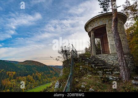 Aussichtspunkt am Tempel des Militärfriedhofs in der Donautal bei Beuron im Herbst mit Blick auf Das Kloster und das bunte Tal Stockfoto