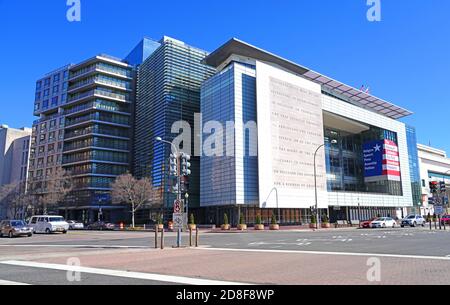 WASHINGTON, DC - 23. FEBRUAR 2020 - Ansicht des Newseum, ein interaktives Museum über die Entwicklung der Kommunikation und Nachrichten, das sich an der Pennsylvania Avenue befindet Stockfoto