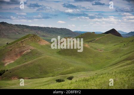 Wunderschöne, zerklüftete Landschaften vom Davit Gareja Kloster aus gesehen, Georgien, Kaukasus, Europa. Stockfoto