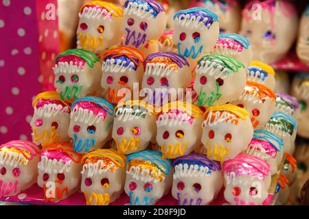 Mexiko-Stadt, Mexiko. Okt. 2020. MEXIKO-STADT, MEXIKO - 29. OKTOBER: Sugar Skulls verkaufen sich im Außenmarkt, anlässlich der mexikanischen Tag der Toten Feier inmitten der neuen Covid-19 Pandemie am 29. Oktober 2020 in Mexiko-Stadt, Mexiko. Kredit: Leonardo Casas/ Eyepix Gruppe/Der Fotozugang Gutschrift: Der Fotozugang/Alamy Live Nachrichten Stockfoto