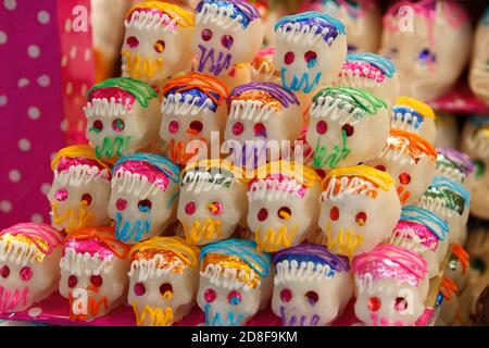 Mexiko-Stadt, Mexiko. Okt. 2020. MEXIKO-STADT, MEXIKO - 29. OKTOBER: Sugar Skulls verkaufen sich im Außenmarkt, anlässlich der mexikanischen Tag der Toten Feier inmitten der neuen Covid-19 Pandemie am 29. Oktober 2020 in Mexiko-Stadt, Mexiko. Kredit: Leonardo Casas/ Eyepix Gruppe/Der Fotozugang Gutschrift: Der Fotozugang/Alamy Live Nachrichten Stockfoto