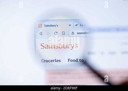 New York, USA - 29. September 2020: Sainsburys sainsburys.co.uk Firmenwebsite mit Logo aus der Nähe, illustrative Editorial Stockfoto