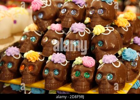 Mexiko-Stadt, Mexiko. Okt. 2020. MEXIKO-STADT, MEXIKO - 29. OKTOBER: Chocolat Skulls verkaufen sich im Außenmarkt, anlässlich der mexikanischen Tag der Toten Feier inmitten der neuen Covid-19 Pandemie am 29. Oktober 2020 in Mexiko-Stadt, Mexiko. Kredit: Leonardo Casas/ Eyepix Gruppe/Der Fotozugang Gutschrift: Der Fotozugang/Alamy Live Nachrichten Stockfoto