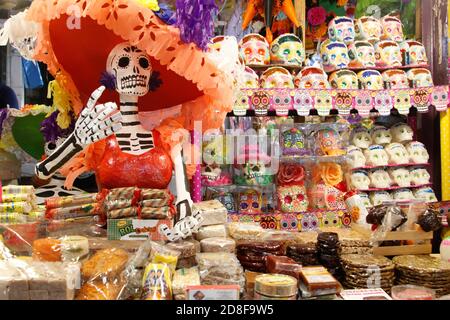 Mexiko-Stadt, Mexiko. Okt. 2020. MEXIKO-STADT, MEXIKO - 29. OKTOBER: Sugar Skulls verkaufen sich im Außenmarkt, anlässlich der mexikanischen Tag der Toten Feier inmitten der neuen Covid-19 Pandemie am 29. Oktober 2020 in Mexiko-Stadt, Mexiko. Kredit: Leonardo Casas/ Eyepix Gruppe/Der Fotozugang Gutschrift: Der Fotozugang/Alamy Live Nachrichten Stockfoto