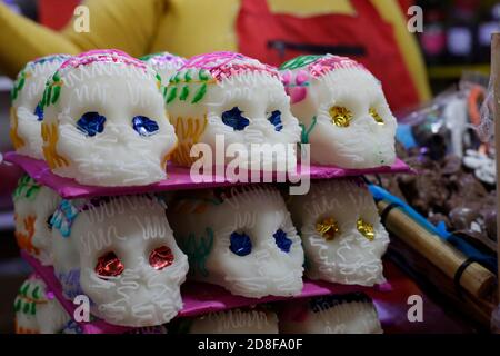 Mexiko-Stadt, Mexiko. Okt. 2020. MEXIKO-STADT, MEXIKO - 29. OKTOBER: Sugar Skulls verkaufen sich im Außenmarkt, anlässlich der mexikanischen Tag der Toten Feier inmitten der neuen Covid-19 Pandemie am 29. Oktober 2020 in Mexiko-Stadt, Mexiko. Kredit: Leonardo Casas/ Eyepix Gruppe/Der Fotozugang Gutschrift: Der Fotozugang/Alamy Live Nachrichten Stockfoto