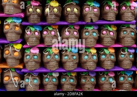 Mexiko-Stadt, Mexiko. Okt. 2020. MEXIKO-STADT, MEXIKO - 29. OKTOBER: Chocolat Skulls verkaufen sich im Außenmarkt, anlässlich der mexikanischen Tag der Toten Feier inmitten der neuen Covid-19 Pandemie am 29. Oktober 2020 in Mexiko-Stadt, Mexiko. Kredit: Leonardo Casas/ Eyepix Gruppe/Der Fotozugang Gutschrift: Der Fotozugang/Alamy Live Nachrichten Stockfoto