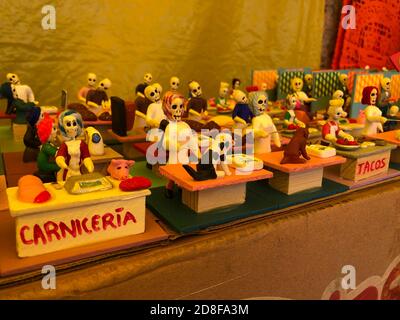 Mexiko-Stadt, Mexiko. Okt. 2020. MEXIKO-STADT, MEXIKO - 29. OKTOBER: Sugar Skulls verkaufen sich im Außenmarkt, anlässlich der mexikanischen Tag der Toten Feier inmitten der neuen Covid-19 Pandemie am 29. Oktober 2020 in Mexiko-Stadt, Mexiko. Kredit: Eyepix Gruppe/Der Fotozugang Gutschrift: Der Fotozugang/Alamy Live Nachrichten Stockfoto