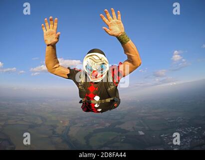 Fallschirmspringer als Clown an Halloween gekleidet. Stockfoto