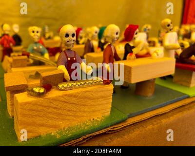 Mexiko-Stadt, Mexiko. Okt. 2020. MEXIKO-STADT, MEXIKO - 29. OKTOBER: Sugar Skulls verkaufen sich im Außenmarkt, anlässlich der mexikanischen Tag der Toten Feier inmitten der neuen Covid-19 Pandemie am 29. Oktober 2020 in Mexiko-Stadt, Mexiko. Kredit: Eyepix Gruppe/Der Fotozugang Gutschrift: Der Fotozugang/Alamy Live Nachrichten Stockfoto