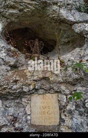 Heilige Steinstatue in der Bruder Klaus Grotte eine Pilgerfahrt Ort im Herbst im Kloster Beuron im Donautal Stockfoto