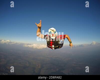 Fallschirmspringer als Clown an Halloween gekleidet. Stockfoto