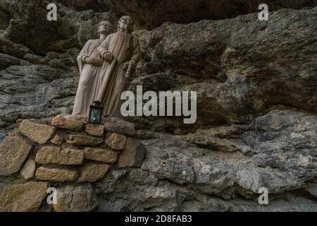 Heilige Steinstatue in der Bruder Klaus Grotte eine Pilgerfahrt Ort im Herbst im Kloster Beuron im Donautal Stockfoto