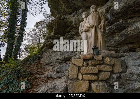 Heilige Steinstatue in der Bruder Klaus Grotte eine Pilgerfahrt Ort im Herbst im Kloster Beuron im Donautal Stockfoto
