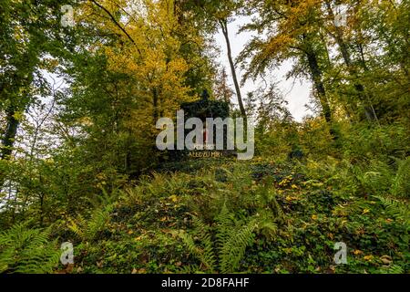 Heilige Steinstatue in der Bruder Klaus Grotte eine Pilgerfahrt Ort im Herbst im Kloster Beuron im Donautal Stockfoto