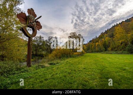 Heilige Steinstatue in der Bruder Klaus Grotte eine Pilgerfahrt Ort im Herbst im Kloster Beuron im Donautal Stockfoto