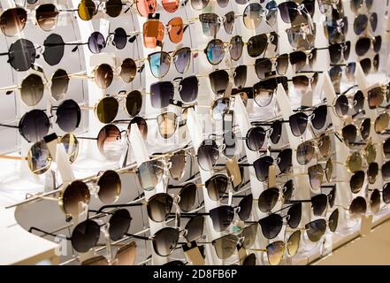 Anzeige von modernen bunten Sonnenbrillen zum Verkauf in einer Straße. Stockfoto