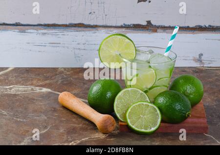 Brasilianischer Caipirinha, typisch brasilianischer Cocktail aus Zitrone, cachaca und Zucker. Traditionelles brasilianisches Getränk, Kopierraum. Stockfoto