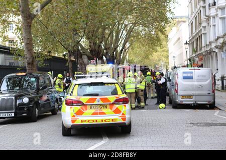 Am 28. Oktober um 11.30 Uhr stürzte ein Zip-Auto ab und rollte auf seinem Dach vor dem Haupteingang des British Museum auf der Great Russell Street. Die Polizei sperrte den Bereich ab und sperrte die Straße ein und drehte das Auto schnell wieder auf die Räder, die Straße wurde schnell geräumt und um 12.30 Uhr wieder geöffnet. Der Absturz verursachte eine riesige Polizeipräsenz schnelle Reaktion und wurde von einem Polizeihubschrauber am Himmel beobachtet niemand schien verletzt worden zu sein und keine Details wurden veröffentlicht. Es verursachte einige Unannehmlichkeiten für den Verkehr und Fußgänger und verursachte keine Störung für die Museumsbesucher. Stockfoto