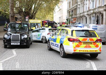 Am 28. Oktober um 11.30 Uhr stürzte ein Zip-Auto ab und rollte auf seinem Dach vor dem Haupteingang des British Museum auf der Great Russell Street. Die Polizei sperrte den Bereich ab und sperrte die Straße ein und drehte das Auto schnell wieder auf die Räder, die Straße wurde schnell geräumt und um 12.30 Uhr wieder geöffnet. Der Absturz verursachte eine riesige Polizeipräsenz schnelle Reaktion und wurde von einem Polizeihubschrauber am Himmel beobachtet niemand schien verletzt worden zu sein und keine Details wurden veröffentlicht. Es verursachte einige Unannehmlichkeiten für den Verkehr und Fußgänger und verursachte keine Störung für die Museumsbesucher. Stockfoto