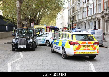 Am 28. Oktober um 11.30 Uhr stürzte ein Zip-Auto ab und rollte auf seinem Dach vor dem Haupteingang des British Museum auf der Great Russell Street. Die Polizei sperrte den Bereich ab und sperrte die Straße ein und drehte das Auto schnell wieder auf die Räder, die Straße wurde schnell geräumt und um 12.30 Uhr wieder geöffnet. Der Absturz verursachte eine riesige Polizeipräsenz schnelle Reaktion und wurde von einem Polizeihubschrauber am Himmel beobachtet niemand schien verletzt worden zu sein und keine Details wurden veröffentlicht. Es verursachte einige Unannehmlichkeiten für den Verkehr und Fußgänger und verursachte keine Störung für die Museumsbesucher. Stockfoto