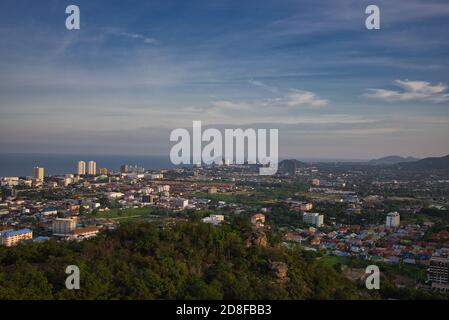Dieses einzigartige Foto zeigt den Sonnenuntergang Ende Oktober über der thailändischen Küstenstadt Hua hin. Sie können die Häuser und Berge sehr gut sehen. Stockfoto