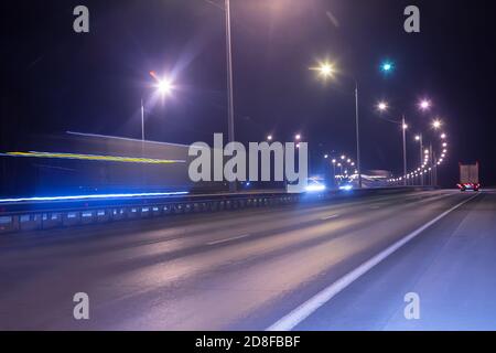 Winter Autobahn bei Nacht glänzte mit Lampen Stockfoto