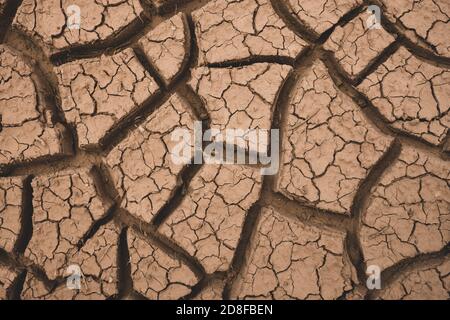 Blick auf Risse in getrockneten Schlamm Hintergrundbild Stockfoto