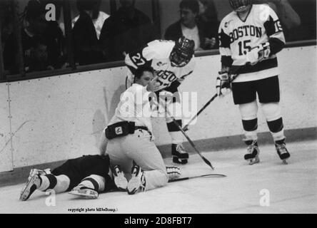 Exklusive Bilder des verletzten Boston University Hockey-Spielers Travis Roy liegt auf dem Eis nach dem Aufschlagen der Boards, Team Trainersignalen für den Teamarzt . Roy wurde in der durch die Verletzung gelähmt. Exklusives Foto von Bill belknap Dez 16,1998 Stockfoto