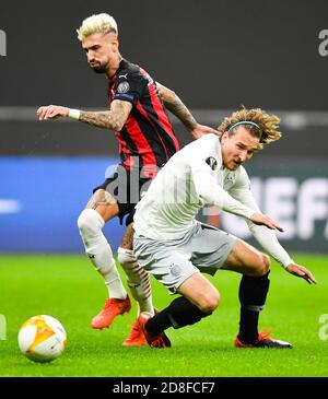 Mailand, Italien. Okt. 2020. Samu Castillejo (L) von AC Mailand steht im Spiel mit Matej Hanousek von Sparta Prag während des Fußballspiels der UEFA Europa League zwischen AC Mailand und Sparta Prag in Mailand, Italien, am 29. Oktober 2020. Quelle: Alberto Lingria/Xinhua/Alamy Live News Stockfoto