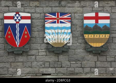 Das Wappen der Provinzen und Territorien am Confederation Fountain in der Nähe des BC Legislative Gebäude in Victoria, British Columbia. Stockfoto