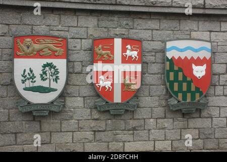 Das Wappen der Provinzen und Territorien am Confederation Fountain in der Nähe des BC Legislative Gebäude in Victoria, British Columbia. Stockfoto