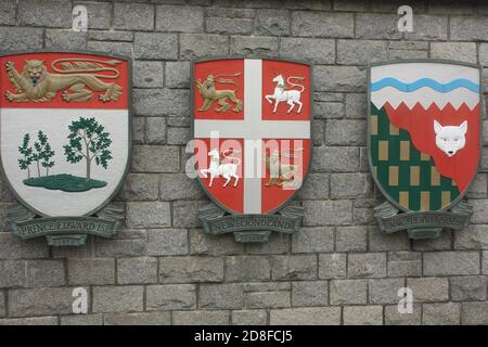 Das Wappen der Provinzen und Territorien am Confederation Fountain in der Nähe des BC Legislative Gebäude in Victoria, British Columbia. Stockfoto