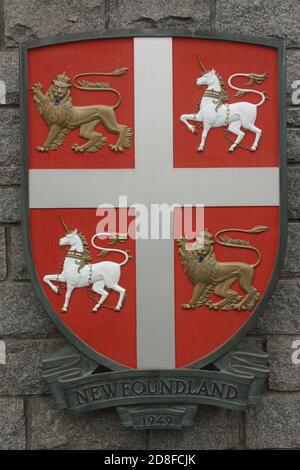 Das Wappen der Provinz Neufundland am Confederation Fountain in der Nähe des BC-Legislativgebäudes in Victoria, British Columbia. Stockfoto