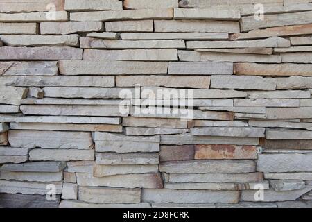 Weiße Steinverkleidung Wände Hintergrund. Weiße Sandstein Verkleidung Wand Hintergrund. Stockfoto